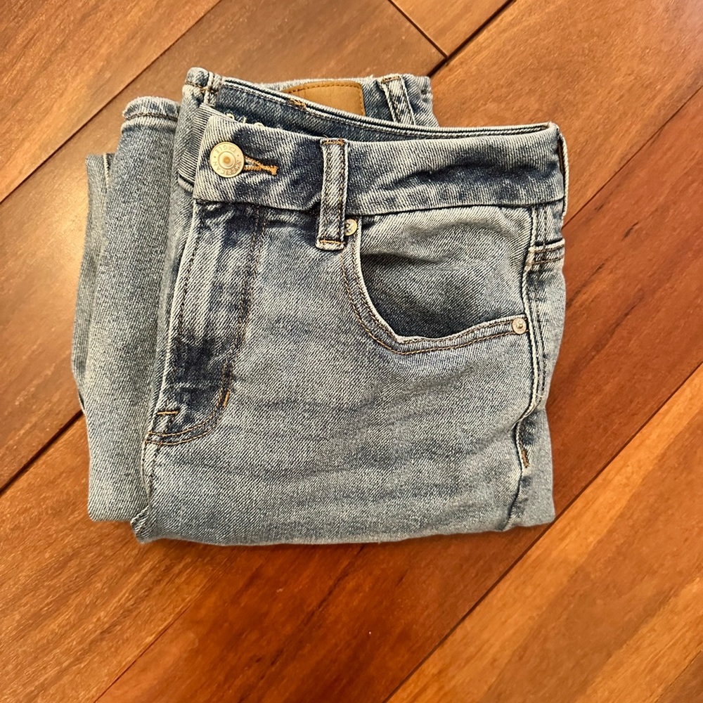 American Eagle Curvy Stretch Mom Jean in Medium Vintage